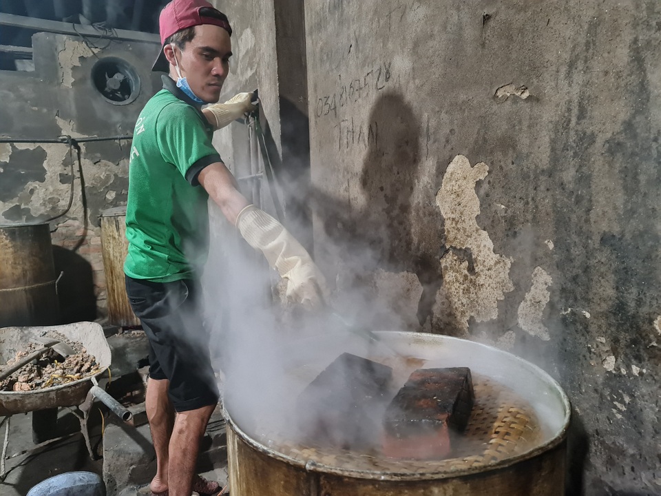 20210209_191756.jpg Công đoạn pha nước bánh cũng phải chuẩn, lúc đó bánh sẽ chín đều, xanh và ngon.