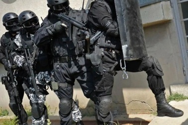 Đặc nhiệm Mỹ bao vây nghi phạm bắt giữ 4 con tin