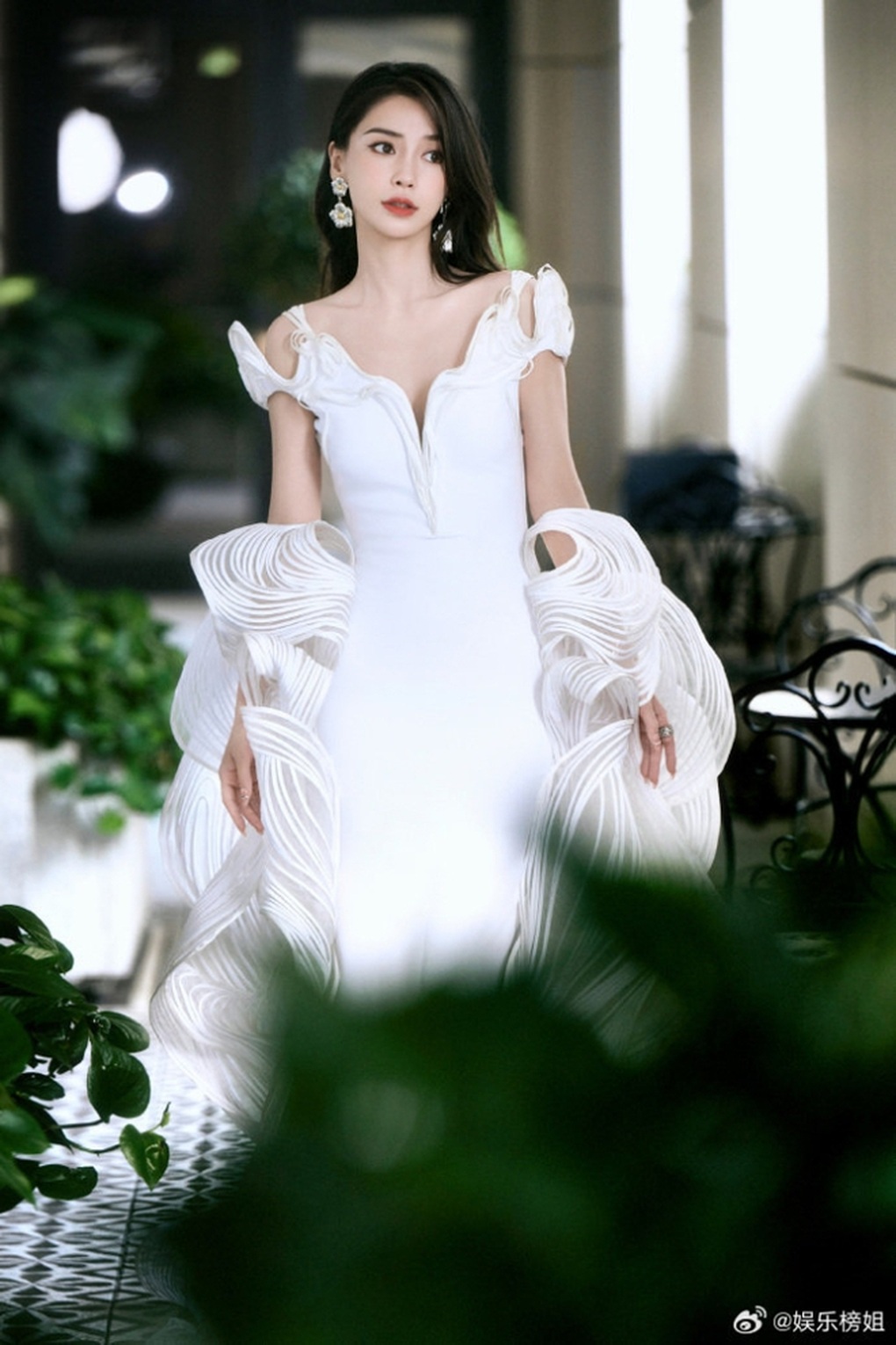 Angelababy để lộ thềm ngực gầy gò, sức khỏe khiến fan lo lắng - 3 Angelababy để lộ thềm ngực gầy gò, sức khỏe khiến fan lo lắng - 3