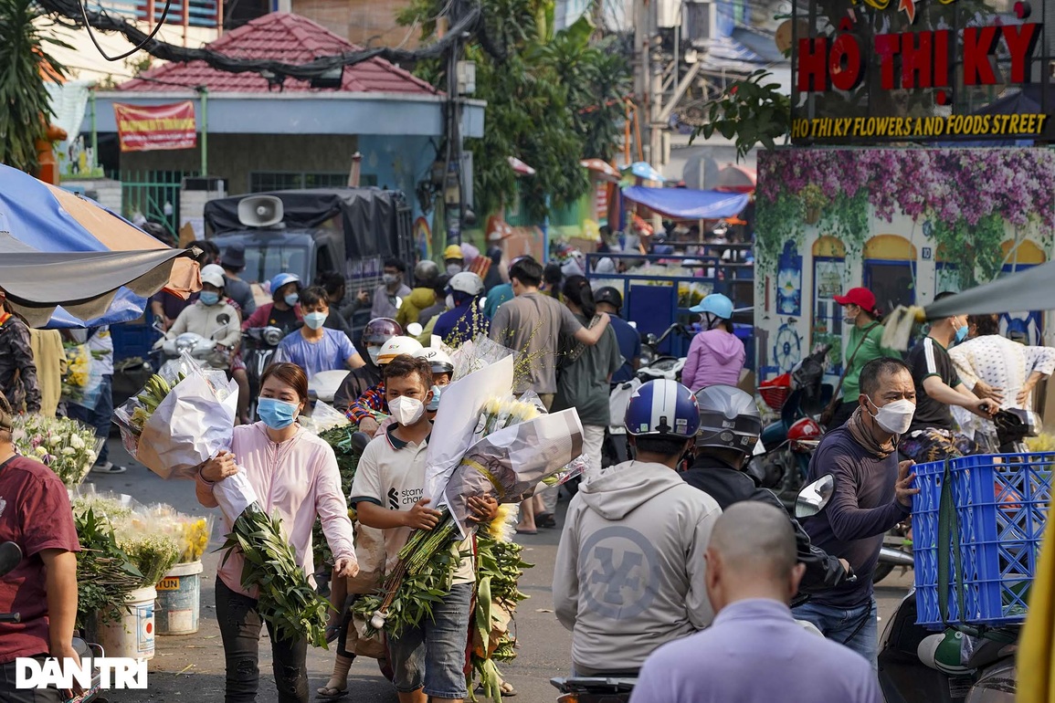 Người dân chen chân giữa chợ hoa lớn nhất TPHCM ngày giáp Tết - 1 Người dân chen chân giữa chợ hoa lớn nhất TPHCM ngày giáp Tết - 1