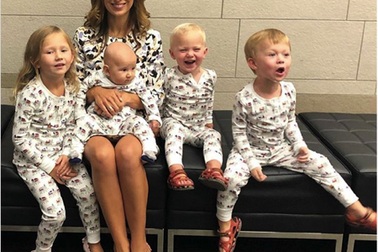 Tan chảy trước những màn diện đồ đôi của mẹ con nhà “sao”