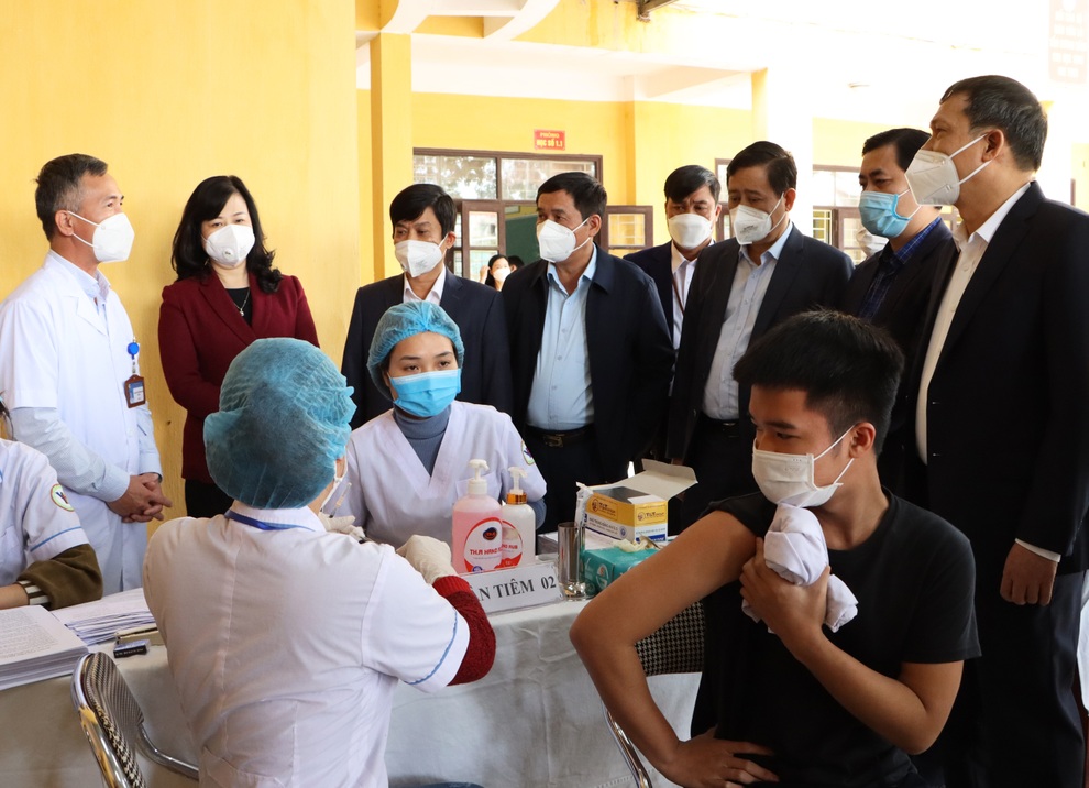 Bắc Ninh triển khai tiêm vaccine phòng Covid -19 cho học sinh THPT - 2 Bắc Ninh triển khai tiêm vaccine phòng Covid -19 cho học sinh THPT - 2