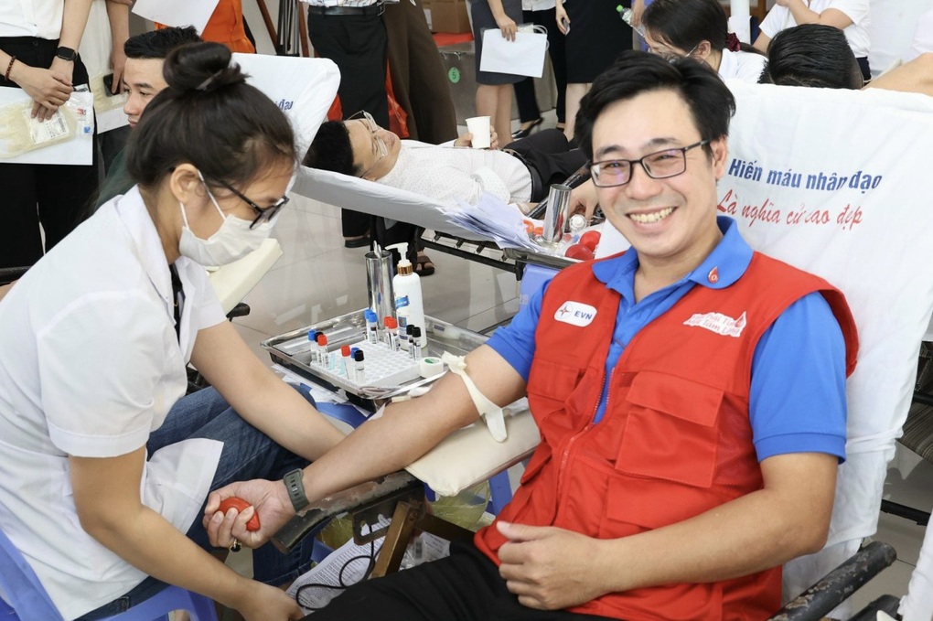 Hơn 2.300 cán bộ công nhân viên EVNCPC tham gia hiến máu - 1 Hơn 2.300 cán bộ công nhân viên EVNCPC tham gia hiến máu - 1