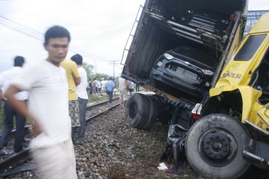 Chết máy giữa đường ray, xe container bị tàu hỏa hất văng