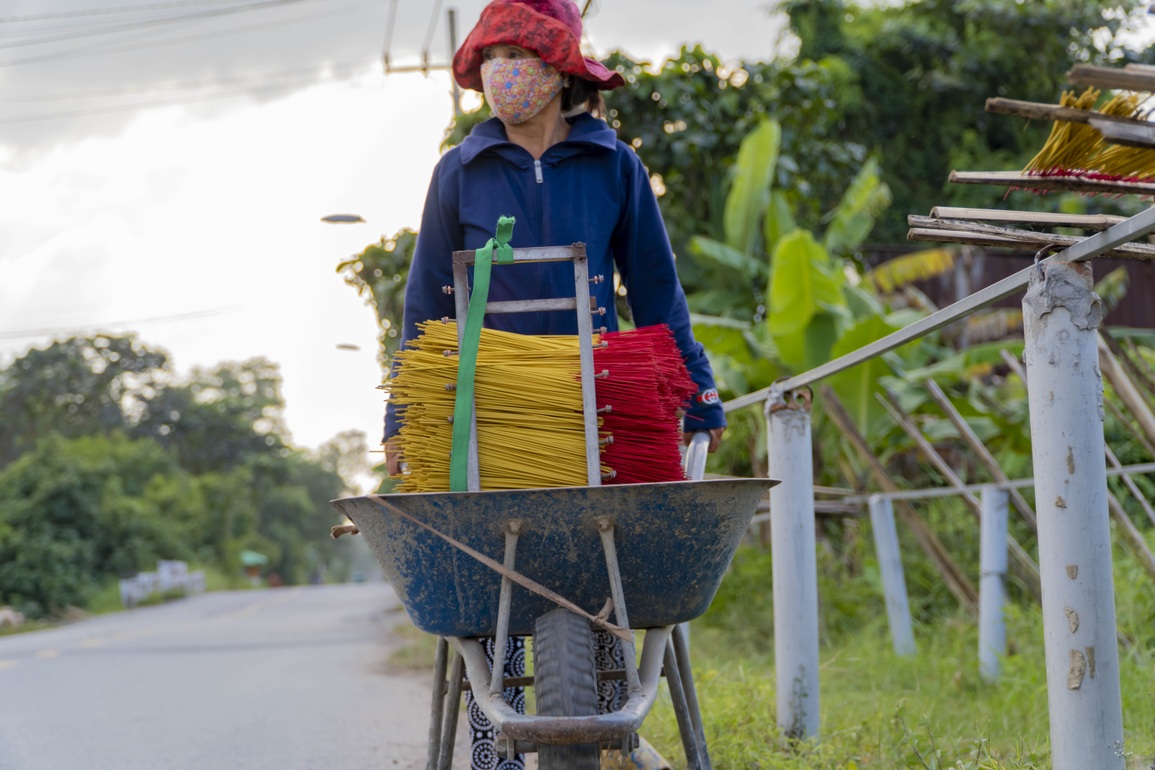 Tâm sự ứa nước mắt của công nhân làm nghề phục vụ cõi âm - 4 Tâm sự ứa nước mắt của công nhân làm nghề phục vụ cõi âm - 4