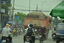 Dân kêu trời vì “hung thần” xe ben tung hoành giữa ban ngày