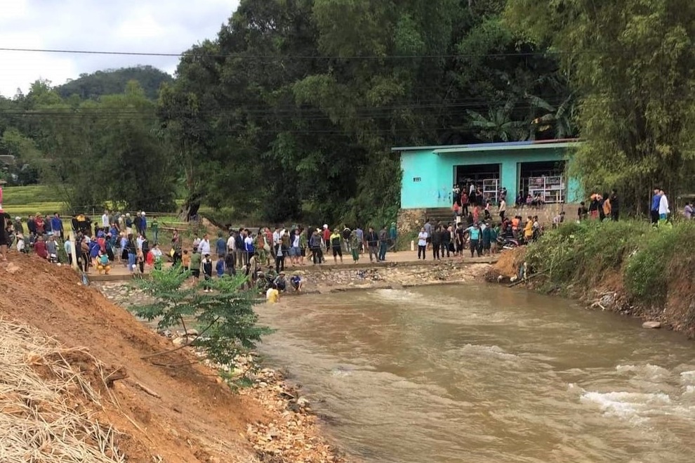 Tập đi xe đạp bị ngã xuống cống ngầm, học sinh 11 tuổi mất tích - 1 Tập đi xe đạp bị ngã xuống cống ngầm, học sinh 11 tuổi mất tích - 1