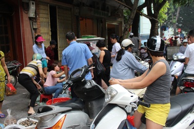 Chen chân mua rượu nếp, hoa quả ngày Tết Đoan Ngọ