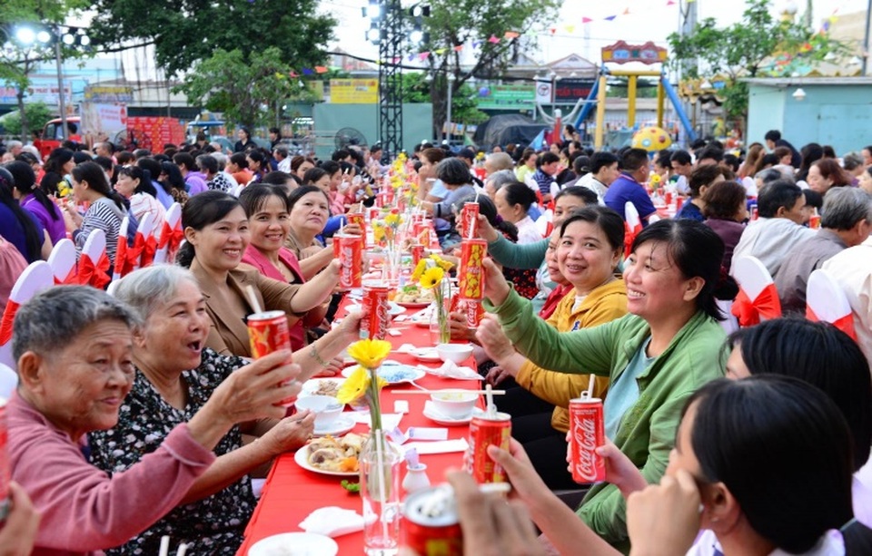 Qua bao “nồi bánh chưng” mới thấy chẳng Tết nào rộn rã nếu thiếu những bữa tiệc năm mới đông vui - 2 Qua bao “nồi bánh chưng” mới thấy chẳng Tết nào rộn rã nếu thiếu những bữa tiệc năm mới đông vui - 2