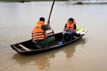 Cán bộ vượt lũ mang quà Tết Độc lập 100.000 đồng tới vùng bị cô lập