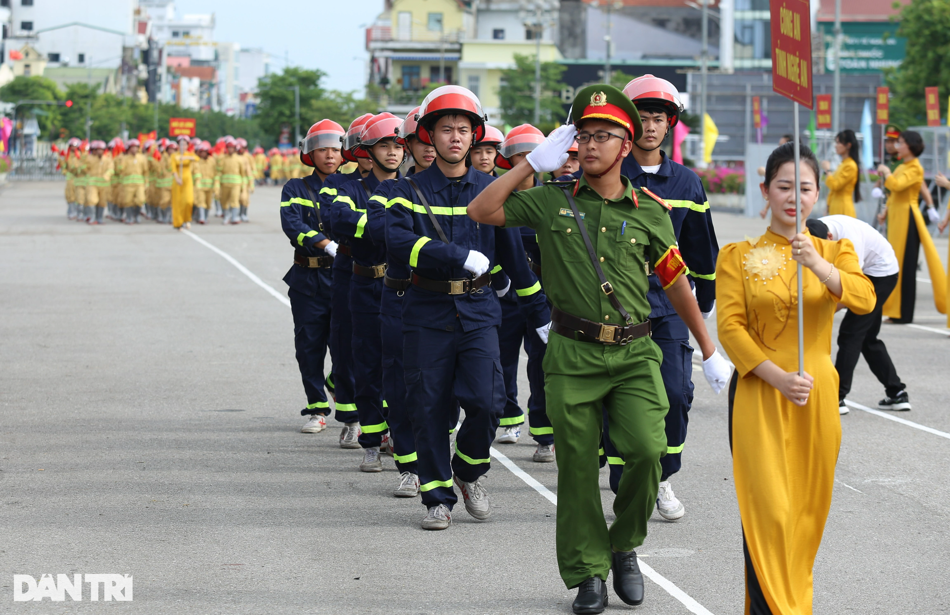 Cảnh sát vượt rào, cứu người gặp nạn trong môi trường có khí độc - 3 Cảnh sát vượt rào, cứu người gặp nạn trong môi trường có khí độc - 3