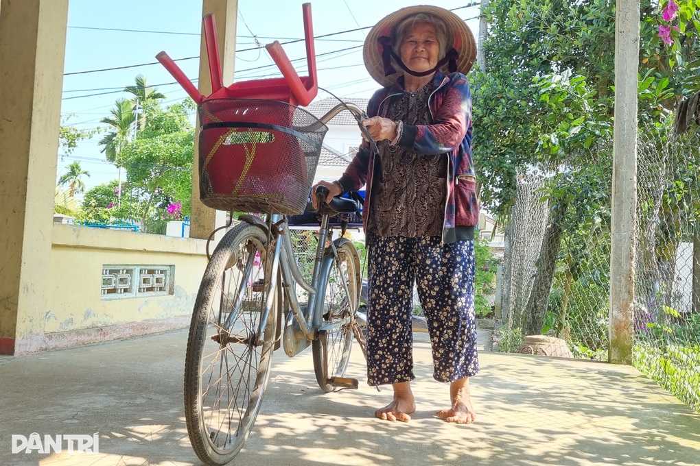 Cụ bà ở Quảng Ngãi có bàn chân hiếm được cho là giống người Việt cổ - 1 Cụ bà ở Quảng Ngãi có bàn chân hiếm được cho là giống người Việt cổ - 1