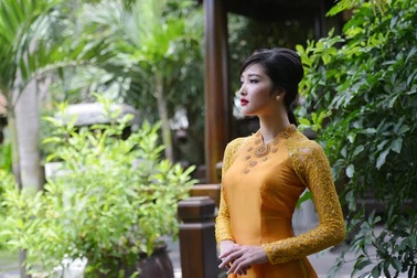 Hoa hậu Triệu Thị Hà duyên dáng với áo dài