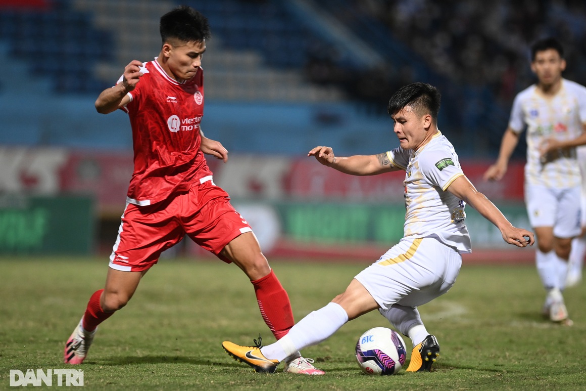 Quang Hải mắt đỏ hoe, ngậm ngùi nhìn khán giả trong ngày chia tay V-League - 3 Quang Hải mắt đỏ hoe, ngậm ngùi nhìn khán giả trong ngày chia tay V-League - 3