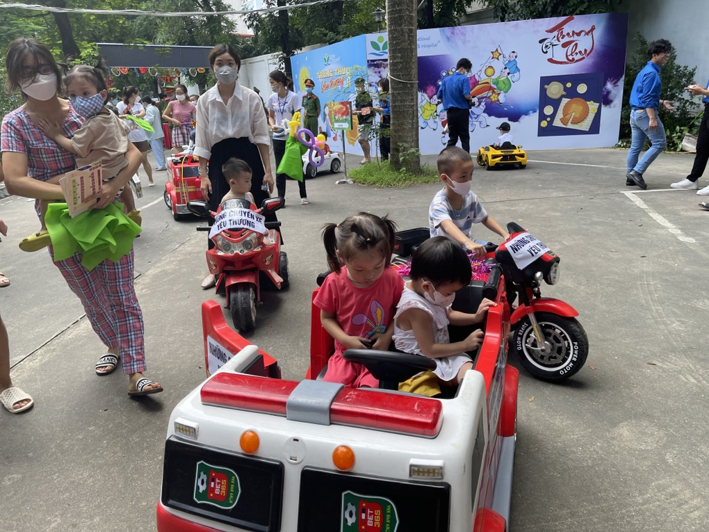 2.000 bệnh nhi nhận nhiều quà tặng đặc biệt tại Trung thu yêu thương - 7 2.000 bệnh nhi nhận nhiều quà tặng đặc biệt tại Trung thu yêu thương - 7