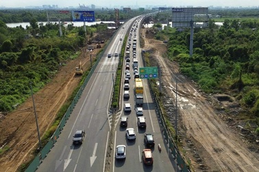 Người dân trở lại TPHCM sau lễ, dòng xe ùn ứ kéo dài trên cao tốc