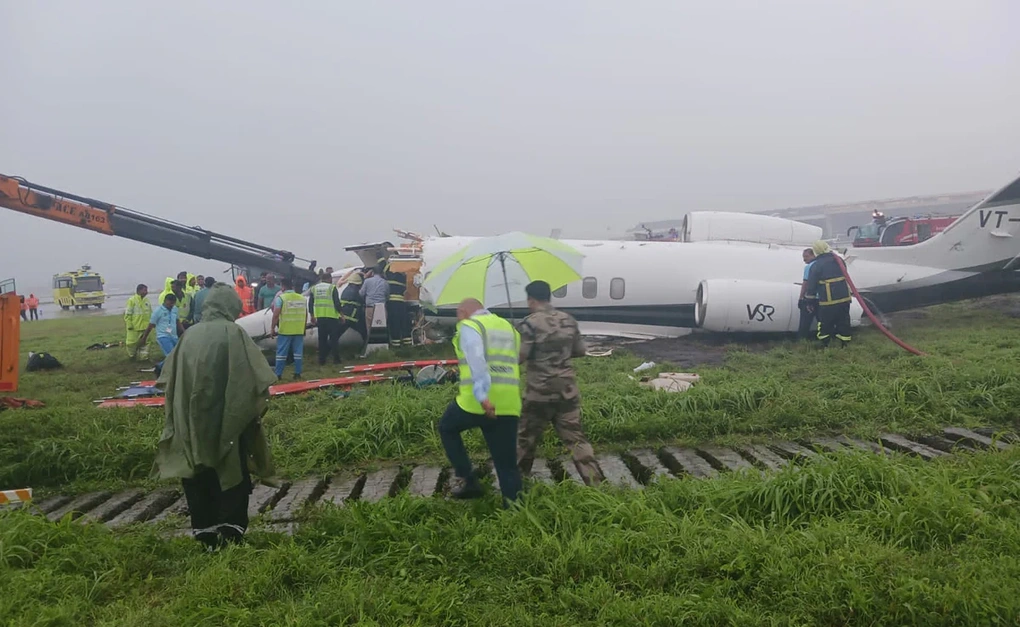 Máy bay trượt khỏi đường băng, vỡ đôi ở Ấn Độ - 1 Máy bay trượt khỏi đường băng, vỡ đôi ở Ấn Độ - 1