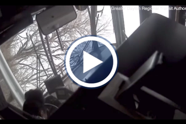 Ô tô lao như tên bắn vào xe bus, hành khách bay khỏi ghế