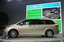 Toyota Sienna phiên bản 2011 rẻ hơn