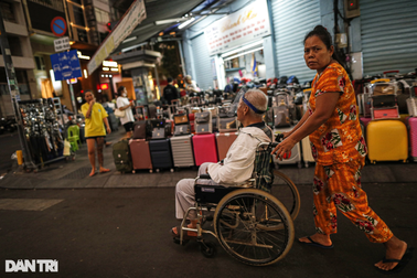 "Người sử dụng vỉa hè đã đến lúc trả tiền cho thành phố"