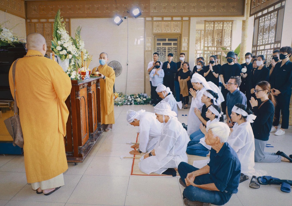 Jun Phạm tiều tụy trong lễ tang của bố, tiết lộ về tiền phúng điếu - 2 Jun Phạm tiều tụy trong lễ tang của bố, tiết lộ về tiền phúng điếu - 2