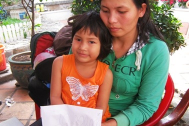 Bé Nguyên Thảo đã được lắp mắt giả