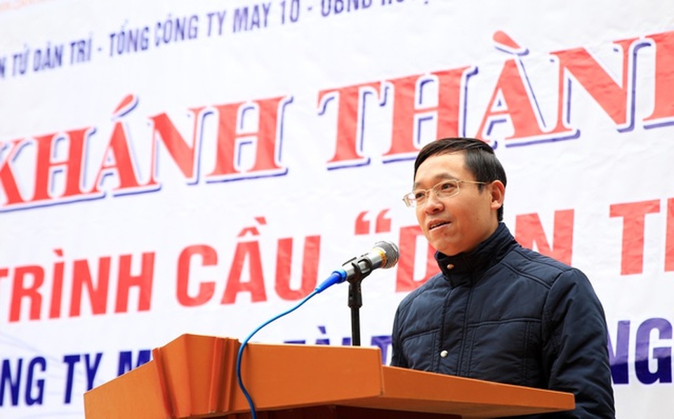 Khánh thành cầu Dân trí: Hết cảnh người dân đánh đu với tử thần qua suối - 2 Khánh thành cầu Dân trí: Hết cảnh người dân đánh đu với tử thần qua suối - 2
