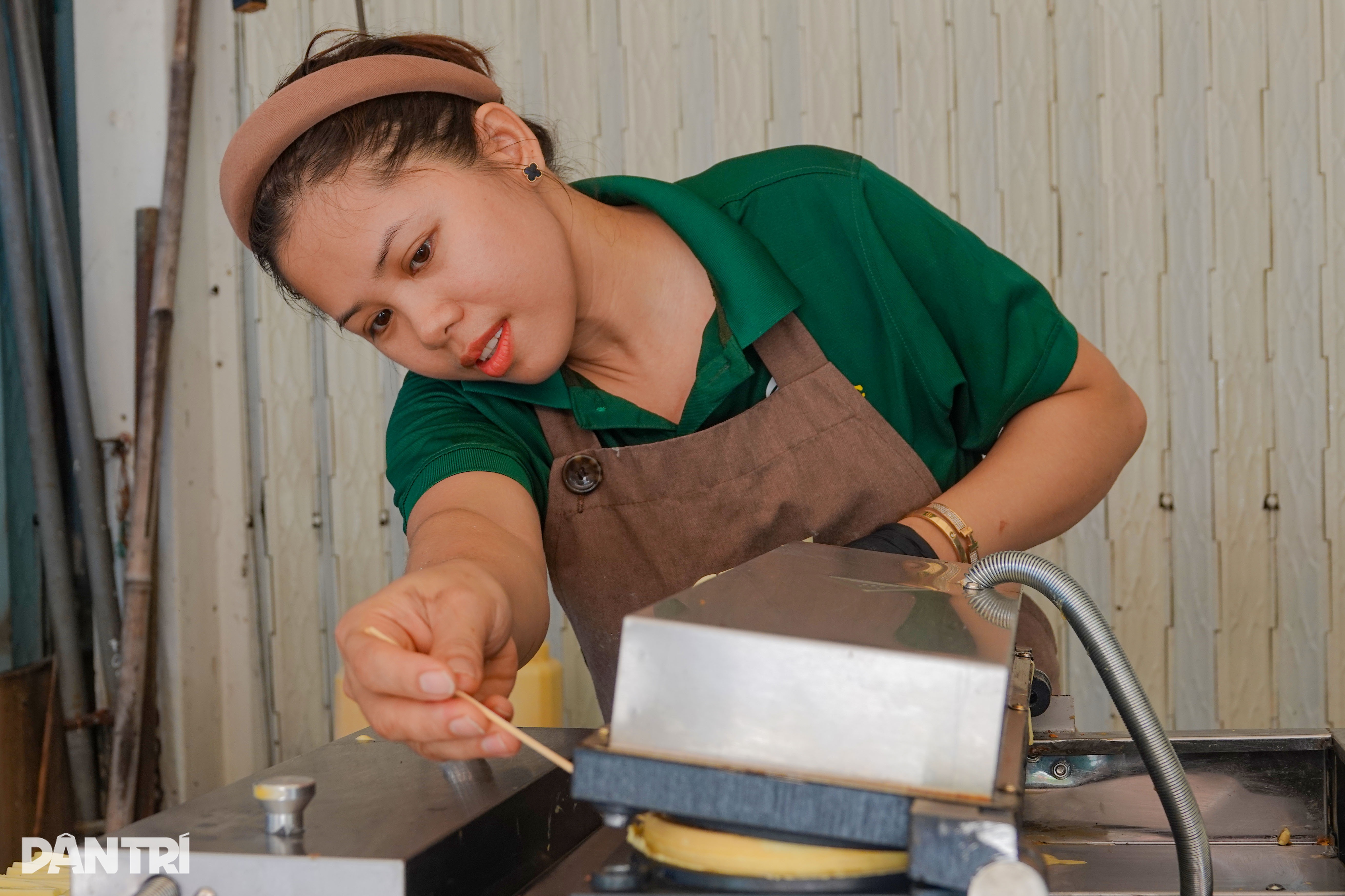 אמא לשלושה מוכרת 2,000 עוגות מטבעות בכל יום, הכנסות של יותר מ-6 טון אורז - 4 Mẹ 3 con bán 2.000 bánh đồng xu mỗi ngày, doanh thu hơn 6 tấn lúa - 4