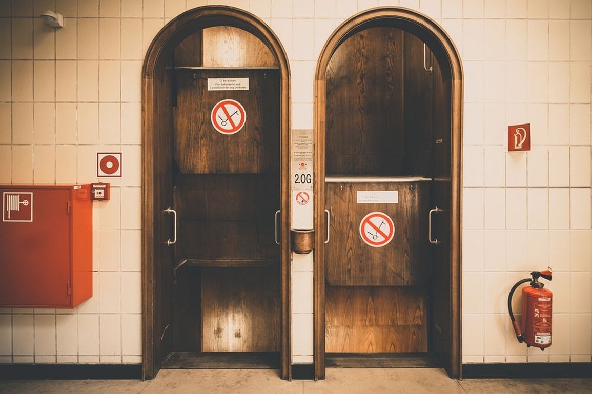 Lịch sử thang máy Paternoster - kiến trúc độc đáo hay cái bẫy chết người - 1 Lịch sử thang máy Paternoster - kiến trúc độc đáo hay cái bẫy chết người - 1