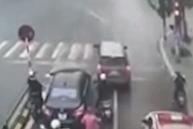 Những giải đáp "nóng" quanh việc vượt đèn đỏ để nhường đường xe ưu tiên