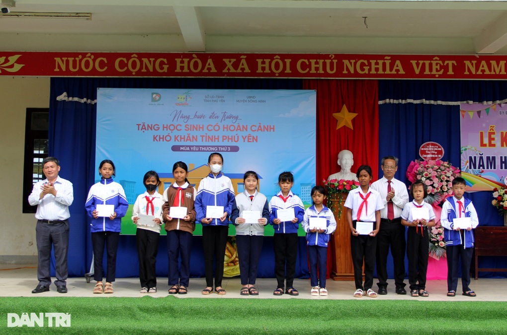 Trao gần 110 thẻ Bảo hiểm y tế đến học sinh Phú Yên và Bình Định