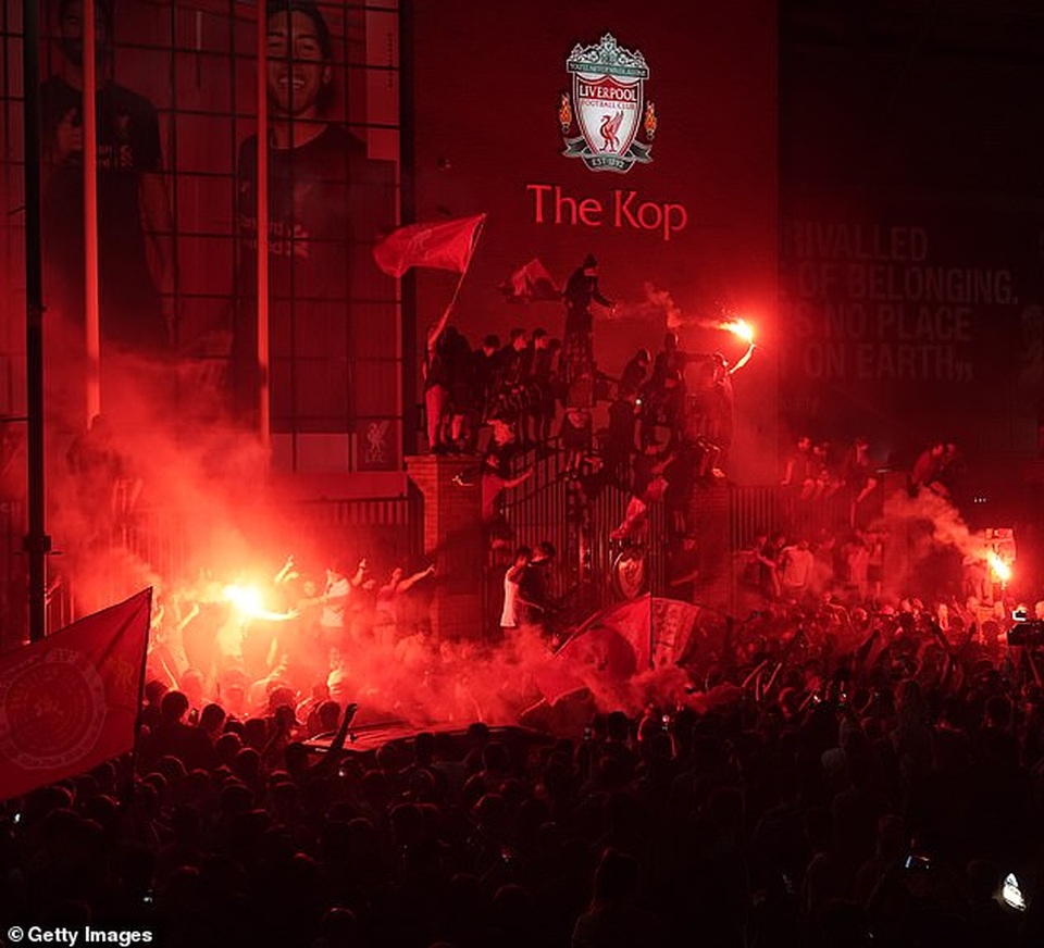 Hàng ngàn CĐV Liverpool đổ ra đường ăn mừng chức vô địch Premier League - 5 Hàng ngàn CĐV Liverpool đổ ra đường ăn mừng chức vô địch Premier League - 5