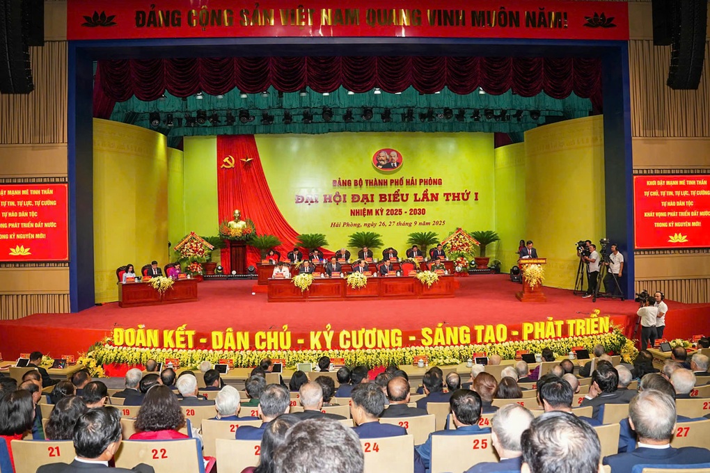 លោក Le Tien Chau បន្តកាន់តំណែងលេខាគណៈកម្មាធិការបក្សទីក្រុង Hai Phong - ១ Ông Lê Tiến Châu tiếp tục giữ chức Bí thư Thành ủy Hải Phòng - 1