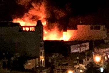 Xưởng nhựa ở Sài Gòn bùng cháy dữ dội