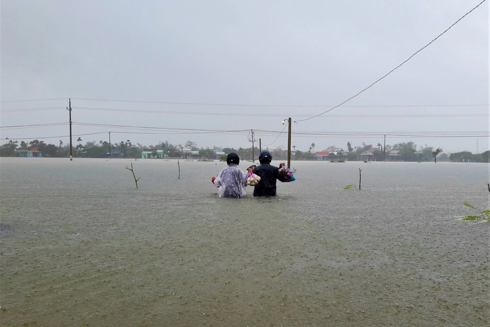 Mưa như trút, lũ dâng mênh mông, dân lội nước ngập ngang lưng về nhà - 4 Mưa như trút, lũ dâng mênh mông, dân lội nước ngập ngang lưng về nhà - 4