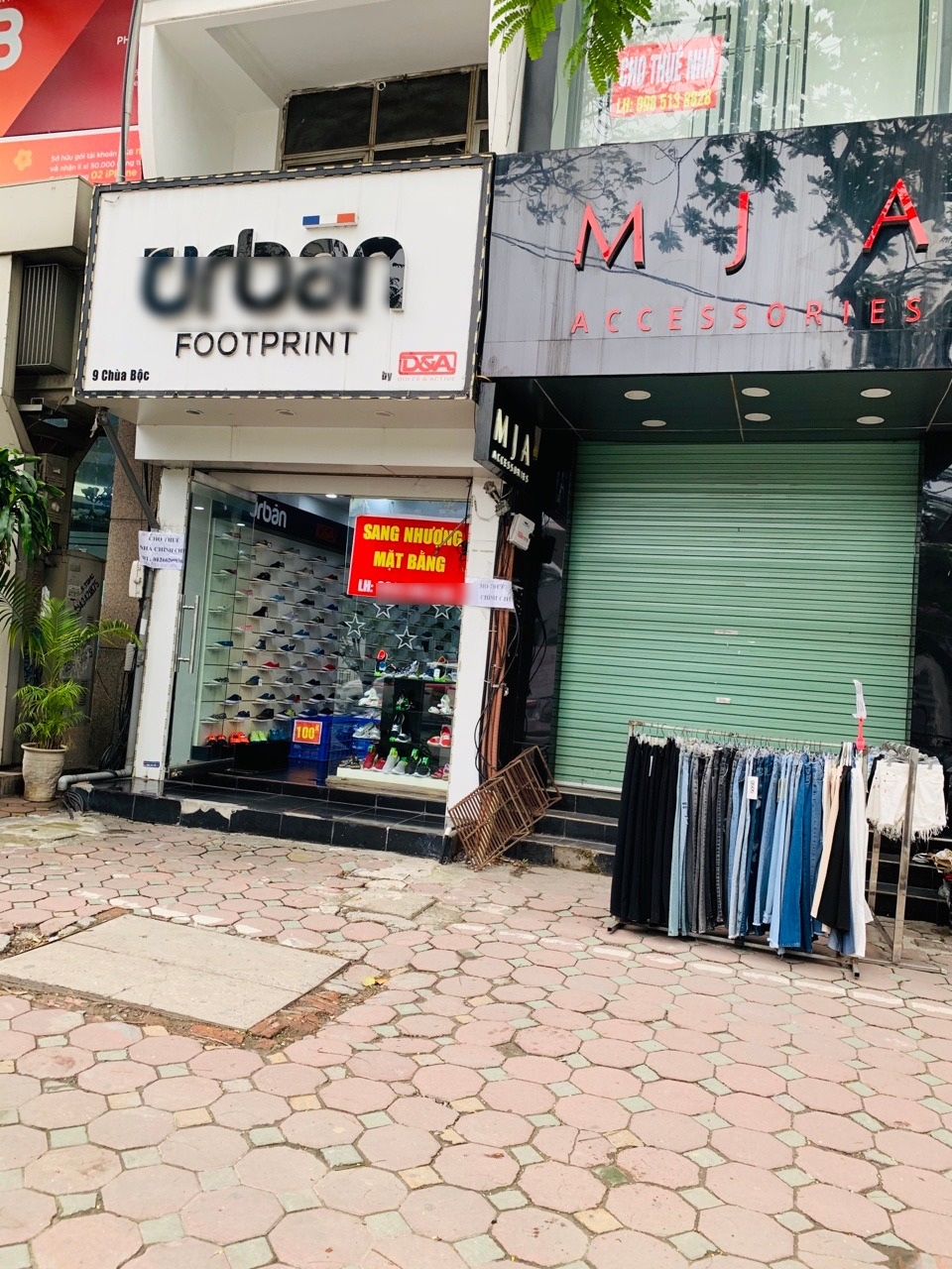 La liệt shop hàng đóng cửa, trả mặt bằng ở con phố sầm uất bậc nhất Hà Nội - 9 La liệt shop hàng đóng cửa, trả mặt bằng ở con phố sầm uất bậc nhất Hà Nội - 9