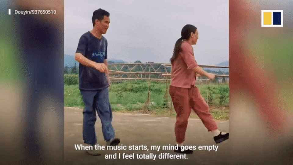 Video vợ chồng nông dân nhảy múa trước khi làm đồng, thu hút triệu lượt xem - 4 Video vợ chồng nông dân nhảy múa trước khi làm đồng, thu hút triệu lượt xem - 4