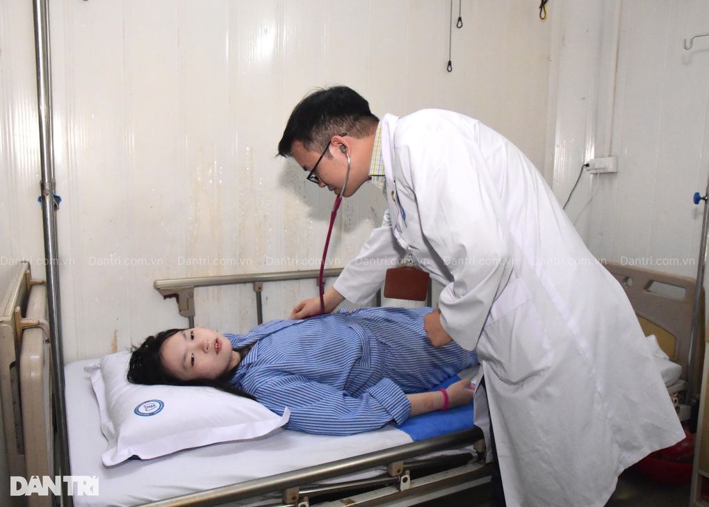 Xót xa cảnh bé gái sinh ra trong gia đình bệnh tật, nỗi đau của chiến tranh - 2 Xót xa cảnh bé gái sinh ra trong gia đình bệnh tật, nỗi đau của chiến tranh - 2