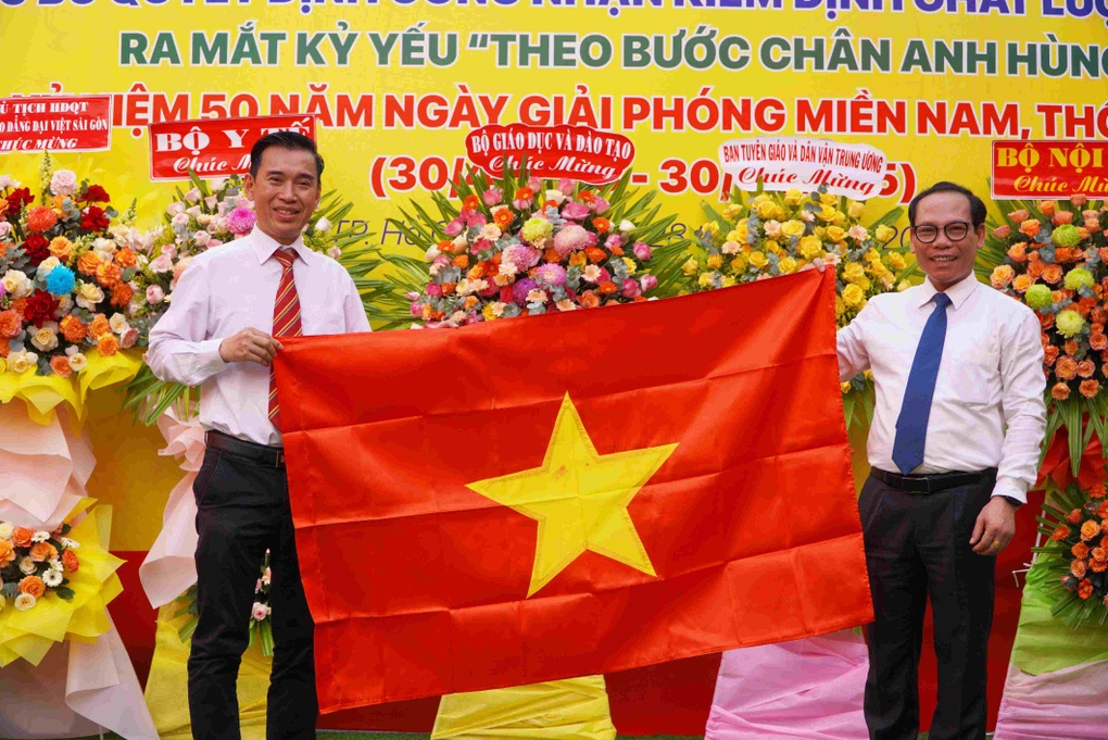 Hàng trăm lá cờ Tổ quốc đặc biệt tung bay trong trường học - 2 Hàng trăm lá cờ Tổ quốc đặc biệt tung bay trong trường học - 2
