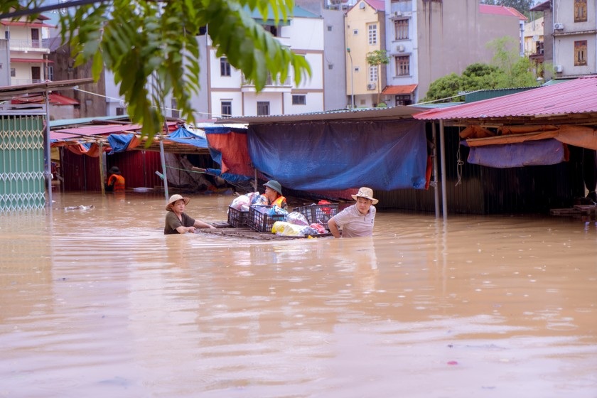 Nước lũ dâng cao nhiều nơi ở Lạng Sơn chìm trong biển nước - 1