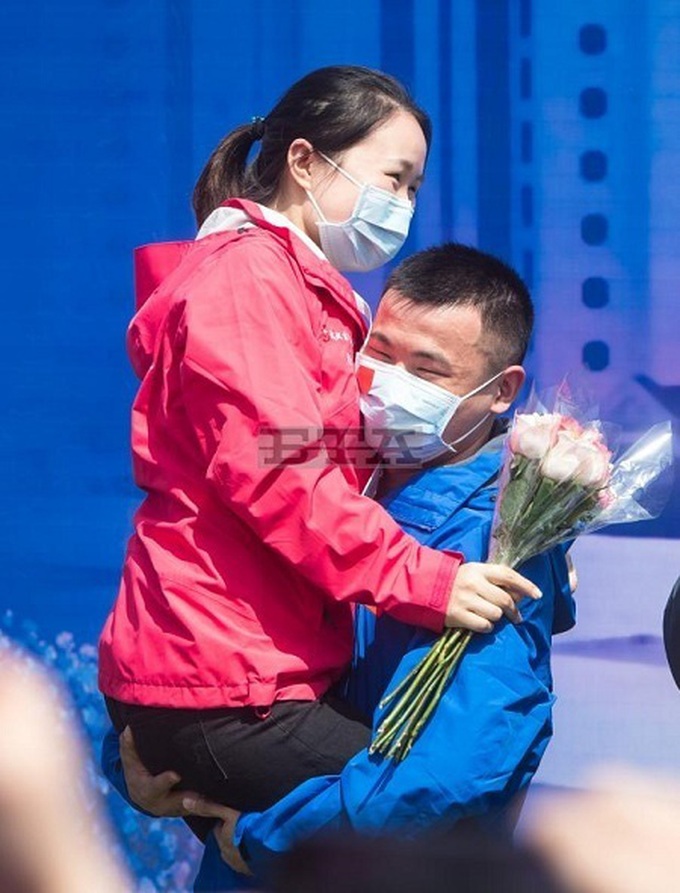 Tình yêu nảy nở của cặp đôi y tá từ nơi bệnh viện dã chiến lạnh lẽo chống dịch Covid-19 ở Vũ Hán - Ảnh 1. Tình yêu nảy nở của cặp đôi y tá từ nơi bệnh viện dã chiến lạnh lẽo chống dịch Covid-19 ở Vũ Hán - Ảnh 1.