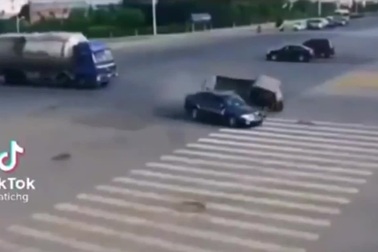 Bật cười trước tình huống "ăn miếng, trả miếng" sau va chạm giao thông