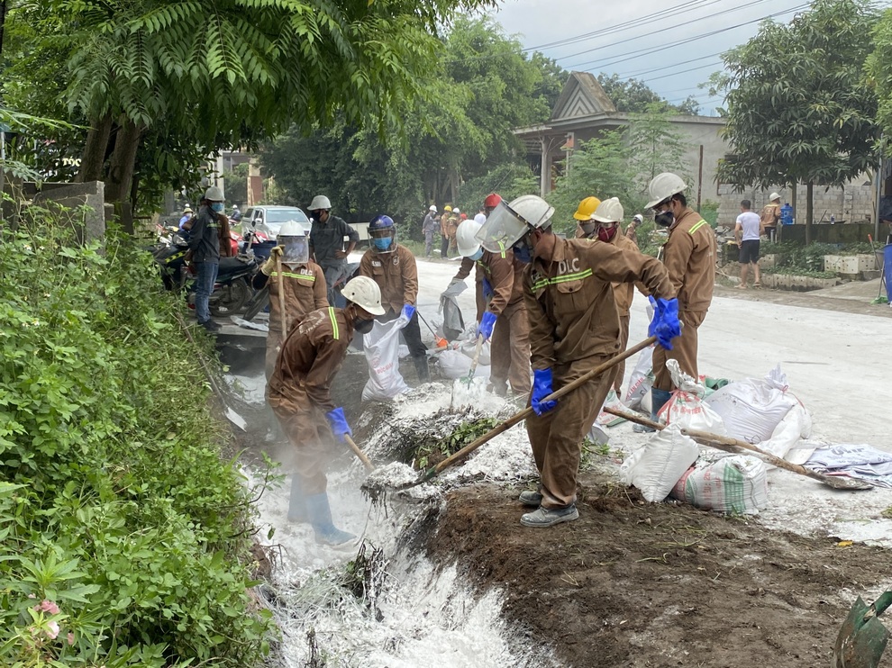 Lật xe đầu kéo, hàng trăm lít axit bị tràn ra đường - 2 Lật xe đầu kéo, hàng trăm lít axit bị tràn ra đường - 2