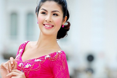 Hoa hậu Ngọc Hân dạo phố trong nắng xuân