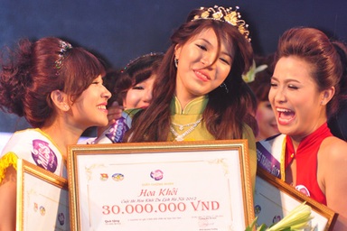 Cao như “siêu mẫu”, nữ sinh đăng quang Hoa khôi du lịch