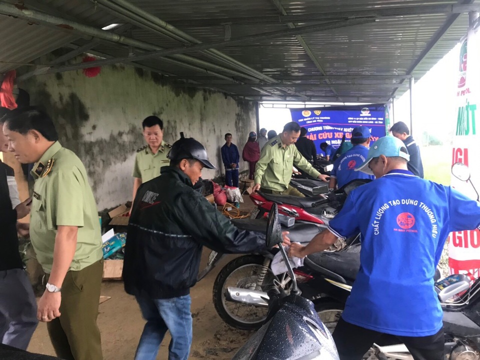 Hồi sinh hàng chục ngàn xe máy ngập nước cho bà con vùng lũ - 5 Hồi sinh hàng chục ngàn xe máy ngập nước cho bà con vùng lũ - 5