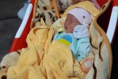 Phát hiện bé trai nặng 3kg bị bỏ rơi bên đường