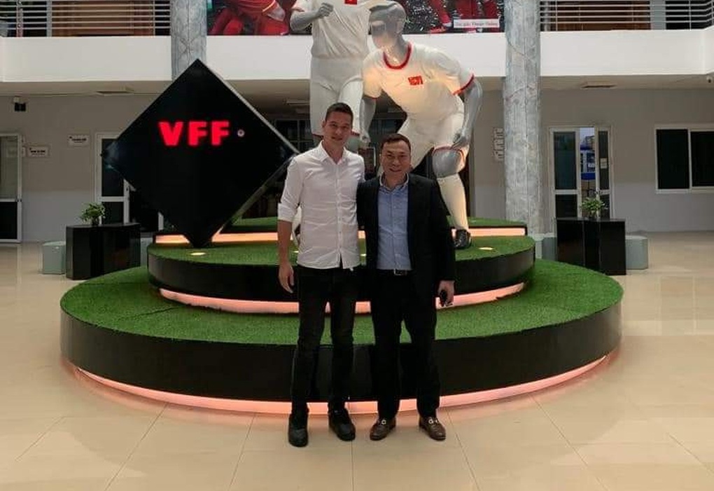 Filip Nguyễn bất ngờ ghé thăm VFF trước tin đồn khoác áo tuyển Việt Nam |  Báo Dân trí