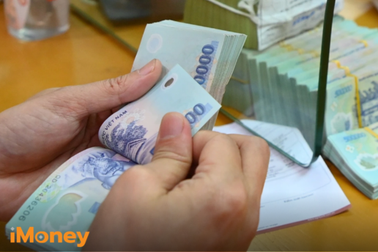 Lãi vay tăng cao, mua nhà hay đầu tư vàng, cổ phiếu, nắm giữ tiền mặt?