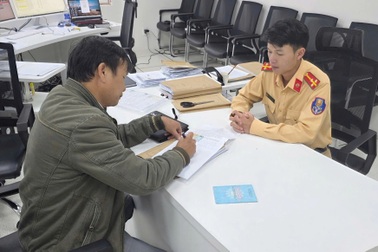 CSGT biểu dương tài xế ô tô 2 lần vượt đèn đỏ vì vội cứu người